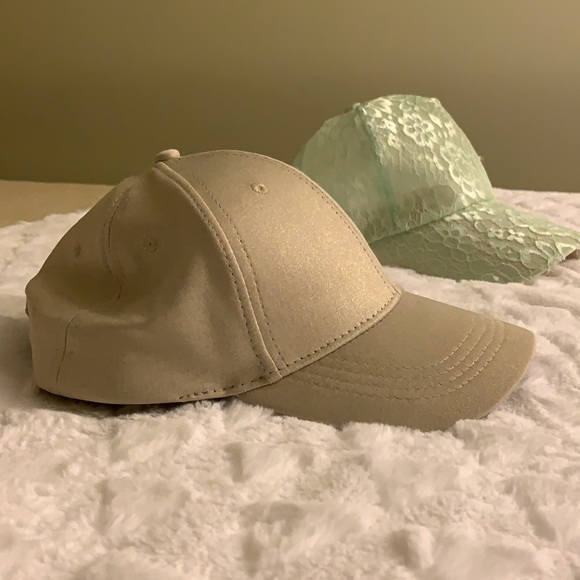 🤍NWOT 2 Super cute Women’s Caps🤍 - Picture 3 of 5